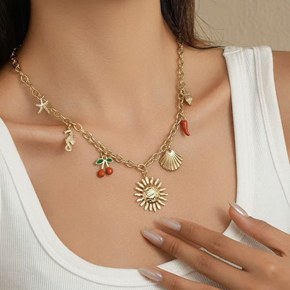 Lekfullt halsband med solen, snäckor och sjöhästar