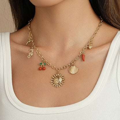 Lekfullt halsband med solen, snäckor och sjöhästar